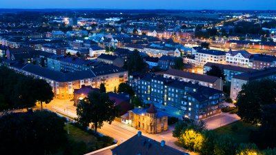 Vy över Eslövs centrum i kvällsljus