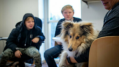 I centrala undervisningsgruppen finns hunden Hasse för att lugna och hjälpa elever.