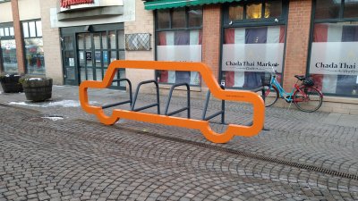 Nytt cykelställ vid stationen tar plats som en bil