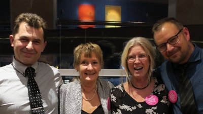 Stolta och glada Eslövsrepresentanter på tisdagskvällens prisutdelning Isak Alilja, chaufför, Ylva Hjerén, enhetschef för transportservice, Marie Larsson, skolskjutsplanerare, och Marcus Sander, chaufför.