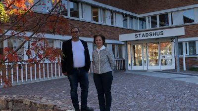 Kommunstyrelsens ordförande Johan Andersson (S) och kommunstyrelsens första vide ordförande Catharina Malmborg (M) framför Eslövs stadshus.