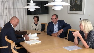 Martin Fast undertecknar avtal. Catharina Malmorg, Johan Ándersson och Eva Hallberg tittar på.