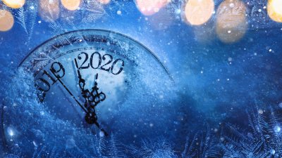 Nyårsbild i blått med klocka som går över från 2019 till 2020-