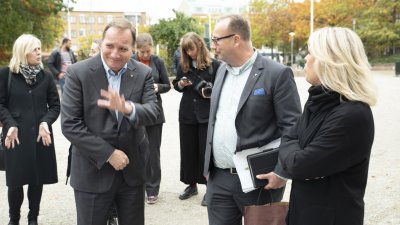Stefan Löfven vinkar. Till vänster om honom kommundirektör Eva Hallberg, till höger Johan Andersson och Lena Hallengren.