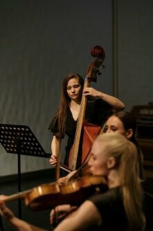 Musiker splar på stråkinstrument