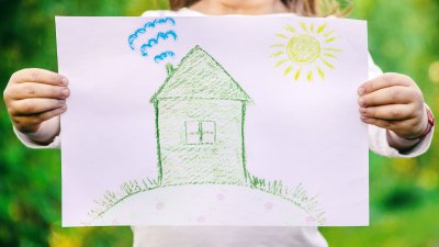 Ett hus tecknat med färgkritor