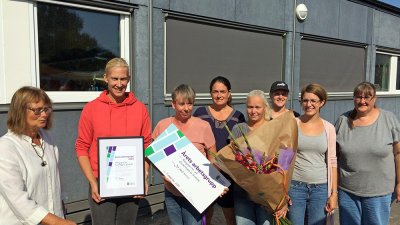 Barnen vill också vara med på bild men förskolechef Gull-Britt Swenson håller koll tillsammans med pedagogerna Therese Jungman, Eva Danell, Kristina Jansner, Malin Pettersson, Louise Hansson, Elin Slagstedt och Ann-Christine Nilsson. I arbetslaget ingår även Jessica Lindblad.