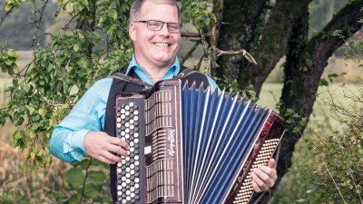 Stefan Persson underhåller med dragspelsmusik
