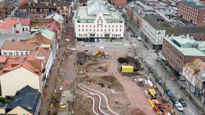 Drönarbild över Stora torg under byggtiden med Hotell Sten Stensson i bakgrunden.
