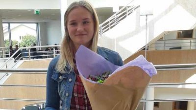 Tanja Jönsson, elev på bygg- och anläggningsprogrammet, får stipendium