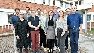 Gruppbild på expertrådets medlemmar framför Eslövs stadshus.
