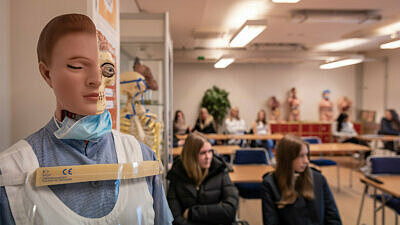 Vård- och omsorgsutbildningen på Carl Engströmgymnasiet lockar elever från hela Skåne.