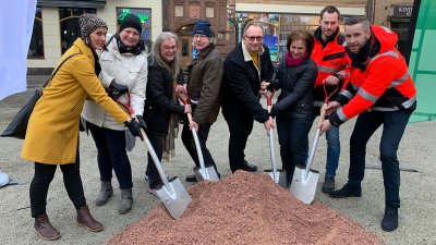 Första spadtaget för ombyggnaden av Stora torg togs av Sevim Mehmet Stadskärneföreningen, Malin Gunnarsson projektledare, Janet Andersson, samhällsbyggnadsnämnden, Bengt Andersson samhällsbyggnadsnämnden, Johan Andersson kommunalråd, Linus Andersson platschef samt Marcus Rydetoftarbetschef.