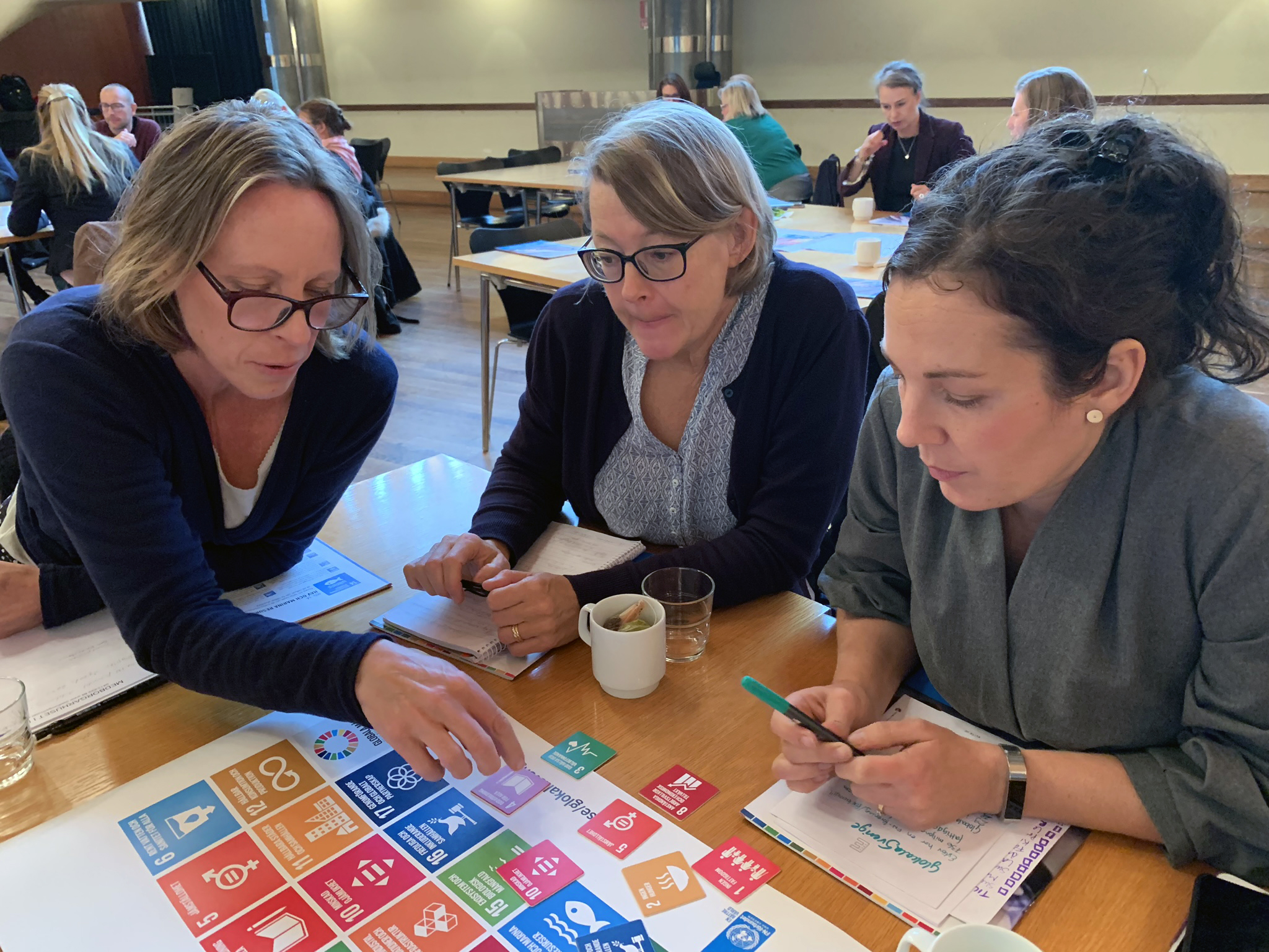 Marie Brandt, miljöstrateg, Birgitta Mårtensson-Asterlind, måltidschef, och Åse DAnnestam, miljöstrateg, diskuterar hur Agenda 2030 kan kopplas till kommunens mål och arbete
