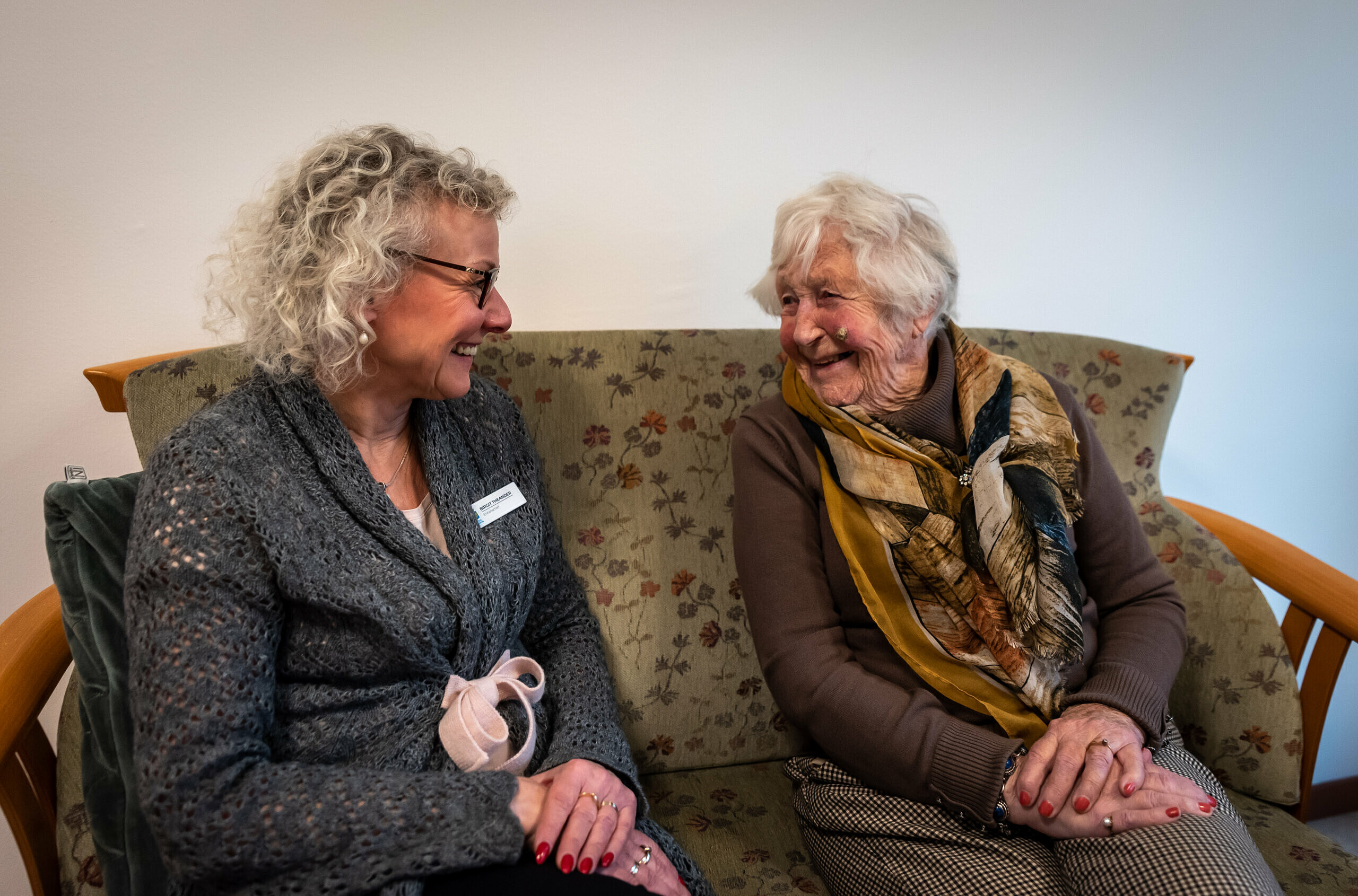 Birgit Theander och Gunvor Greif, som nyligen fyllt 100 år och som också trivs väldigt bra på Bergagården.