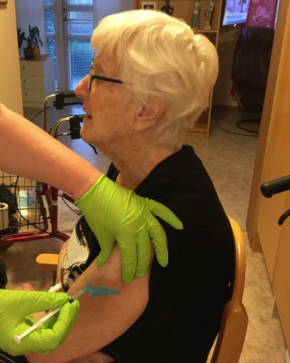 Britt Dahlström på Solhällan fick första vaccindosen i mot covid-19 Eslöv.