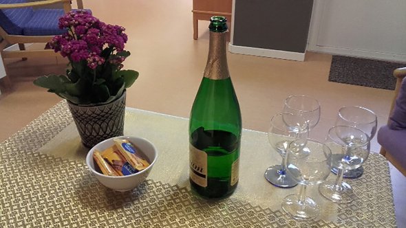 På Alegården firade man öppnandet efter ett halvårs coronastängt med alkoholfritt bubbel och choklad.