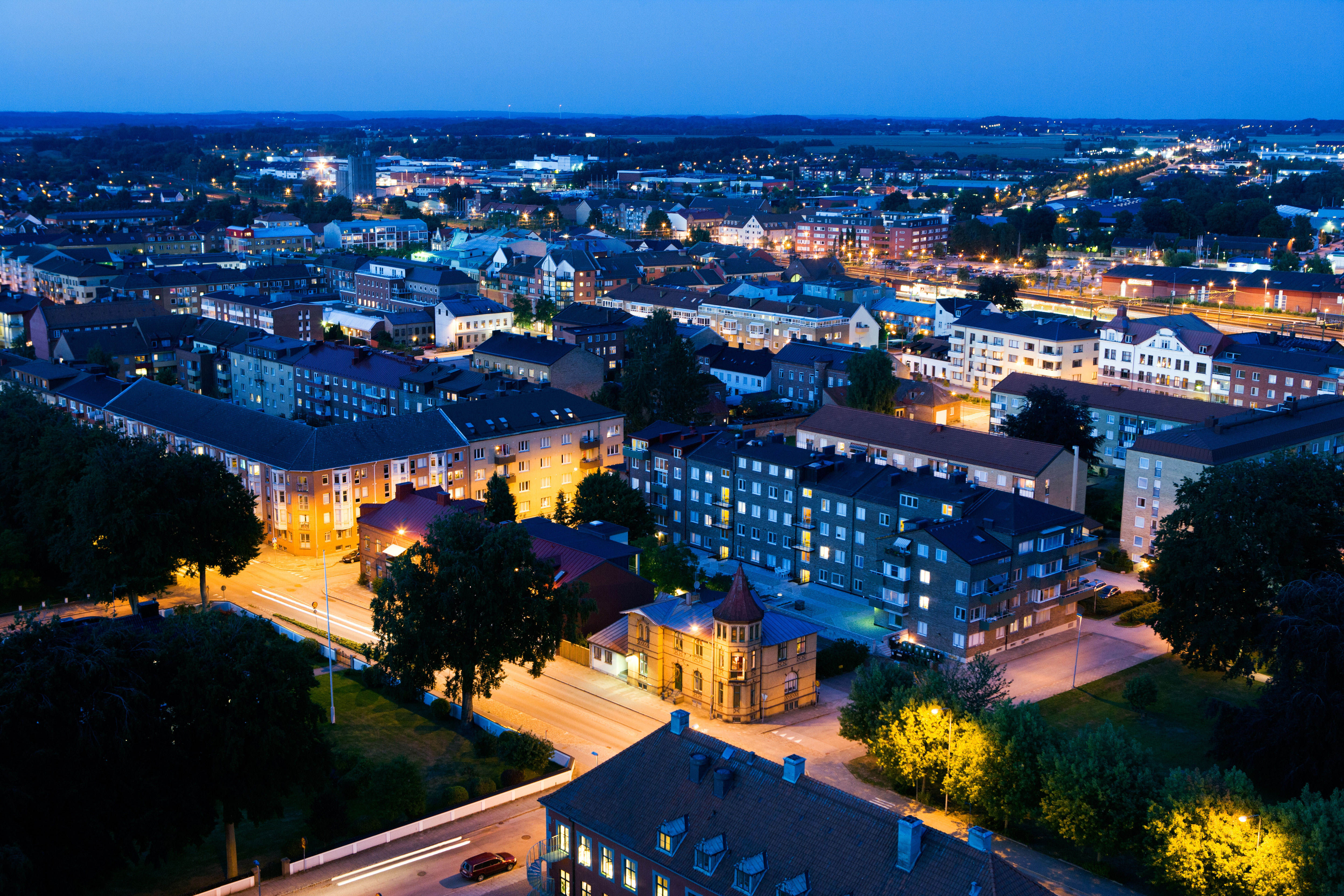 Vy över Eslövs centrum i kvällsljus