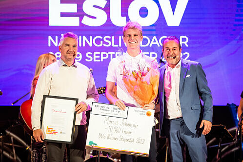 Patrik Wibelius, Otto Nilsson Byggnads AB, och Henrik Röjthammar, lärare på Carl Engströmgymnasiet tillsammans med Mattias Johansson. Foto: Christoffer Borg Mattisson.