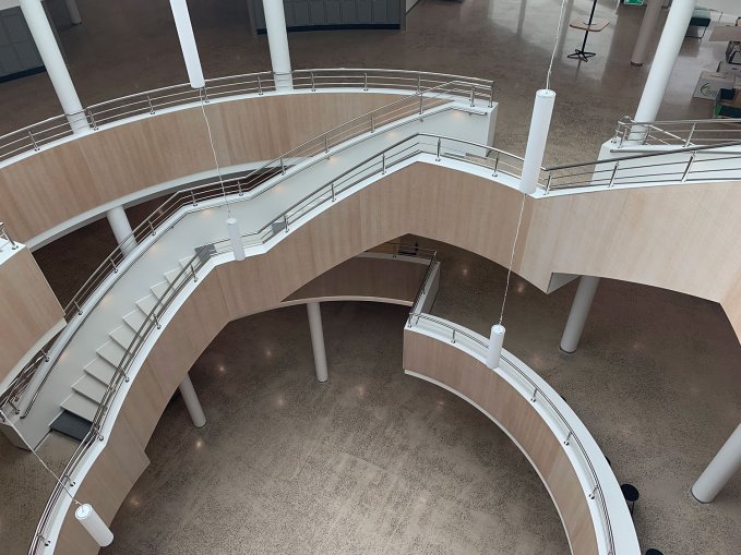 Trappan mitt i skolan är öppen ända upp till glastaket