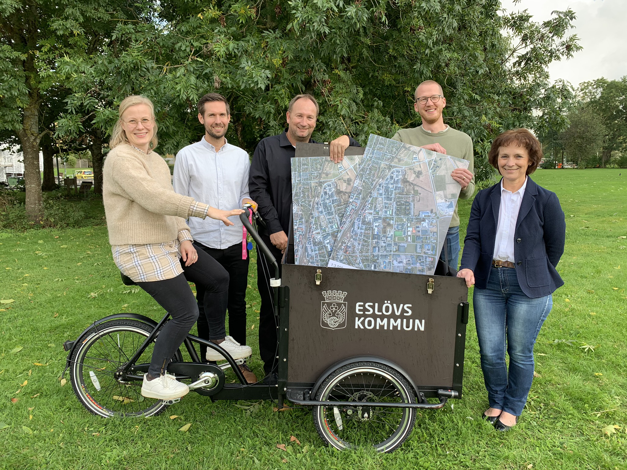 För att kunna hålla dialogmöten mitt under pandemin packade ansvariga politiker och tjänstepersoner kommunens lådcykel full med kartor och material och tog sig till olika platser öster om järnvägen för att informera och ta emot synpunkter.