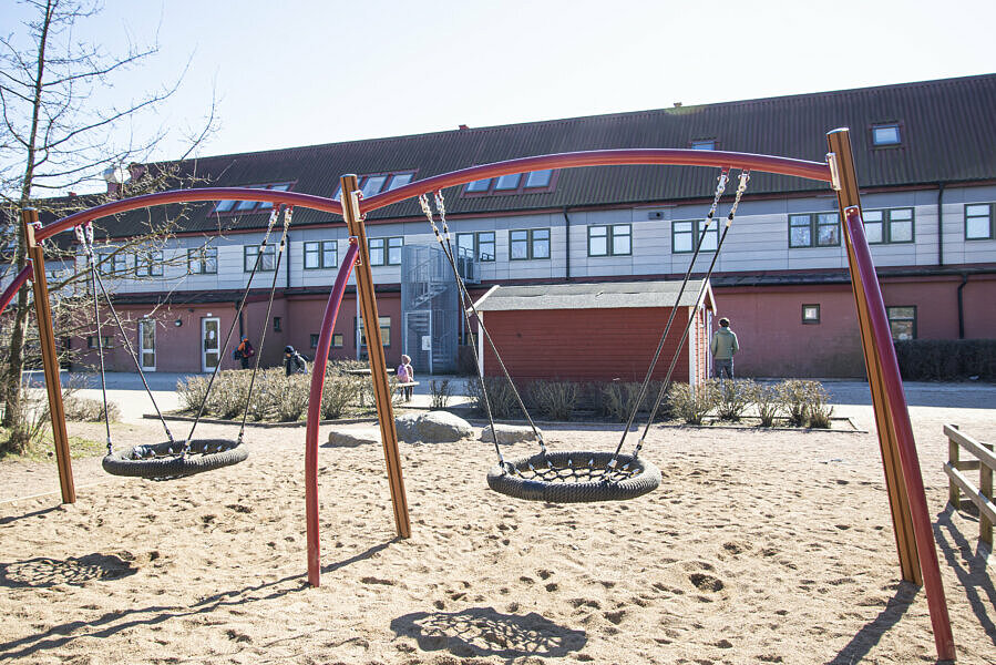 Stor skolgård med något att göra för barn i alla åldrar.