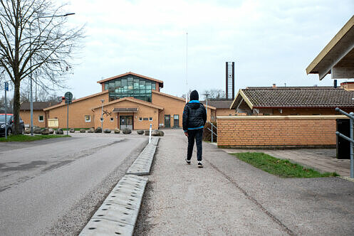 Skolgatan som leder in till Ölyckeskolan har fått en tydligare gångbana.