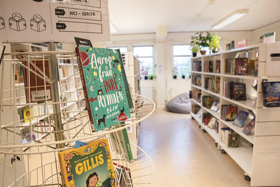 Skolan har ett välfyllt bibliotek.