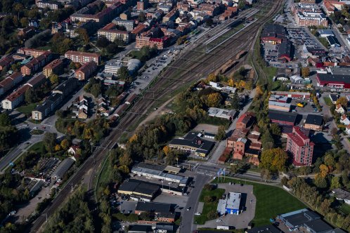 Flygbild över bangården med spår med stationen och alla spåren. Bebyggelse på båda sidor om spårområdet.