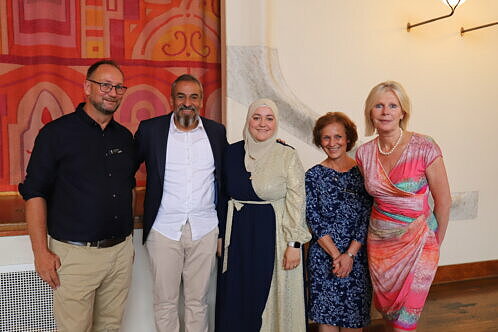 Stolthet och glädje! Flera nya medborgare ville fotografera sig med kommunens företrädare. Här är Johan Andersson, kommunstyrelsens ordförande, Rachid Alami och Manal Orfali som kom från Damaskus i Syrien 2015 respektive 2017, Catharina Malmborg, kommunstyrelsens första vice ordförande (M) och Eva Hallberg, kommundirektör.