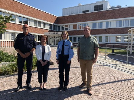 Mats Odestål, kommunpolis, Catharina Malmborg, kommunstyrelsens första vice ordförande, Anna-Karin Boije, lokalpolisområdeschef och Johan Andersson, kommunstyrelsens ordförande efter undertecknande av samverkansavtal och medborgarlöften.