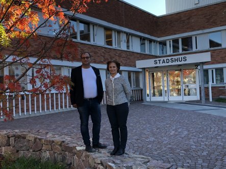 Kommunstyrelsens ordförande Johan Andersson (S) och kommunstyrelsens första vide ordförande Catharina Malmborg (M) framför Eslövs stadshus.