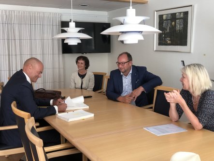 Martin Fast undertecknar avtal. Catharina Malmorg, Johan Ándersson och Eva Hallberg tittar på.