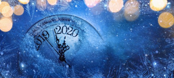Nyårsbild med klocka som går över från 2019 till 2020-