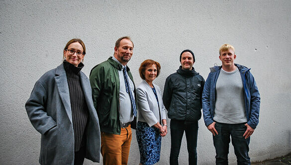 Planarkitekt Matilda Suneson, kommunstyrelsens ordförande Johan Andersson (S), kommunstyrelsens första vice ordförande Catharina Malmborg (M) och bebyggelseantikvarierna Mikael Hammerman och Ola Sandberg.