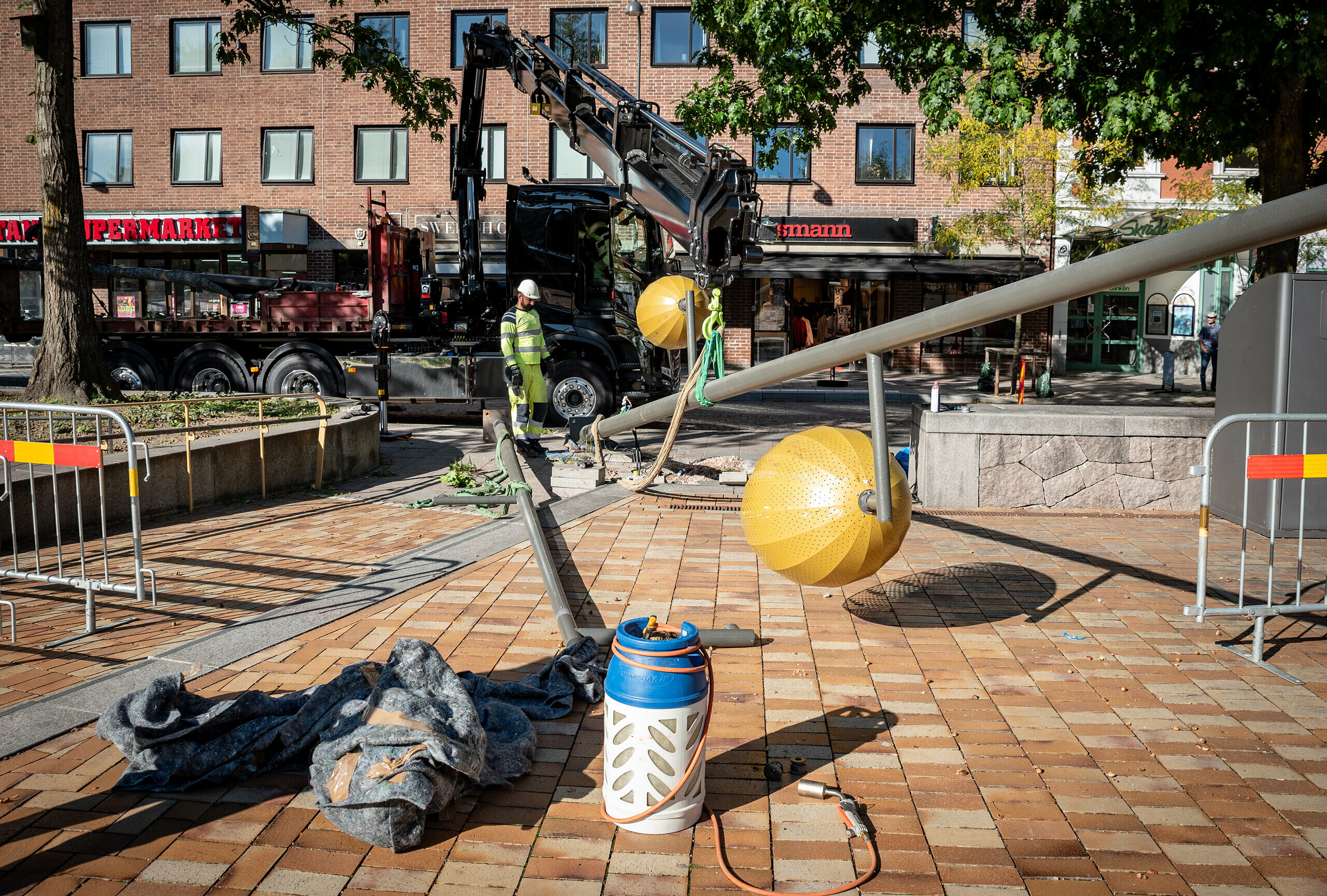 Nya lampor sattes upp vid Stora torg i Eslöv under hösten.