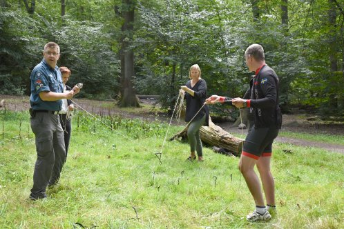 Två personer från Eslövs scoutkår i en samarbetsövning med tillväxtchef Katarina Borgstrand.