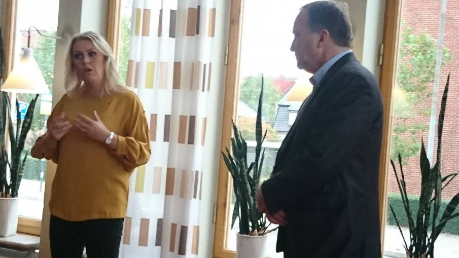 Socialminister Lena Hallengren och statsminister Stefan Löfven framför ett fönster i Medborgarhuset.