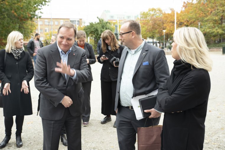 Stefan Löfven vinkar. Till vänster om honom kommundirektör Eva Hallberg, till höger Johan Andersson och Lena Hallengren.