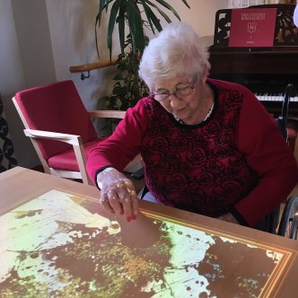 Kninna målar en tavla vid Tovertafeln