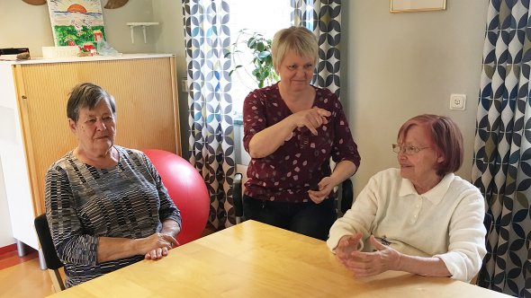 Aktivitetsledare vid Tovertafel med två brukare