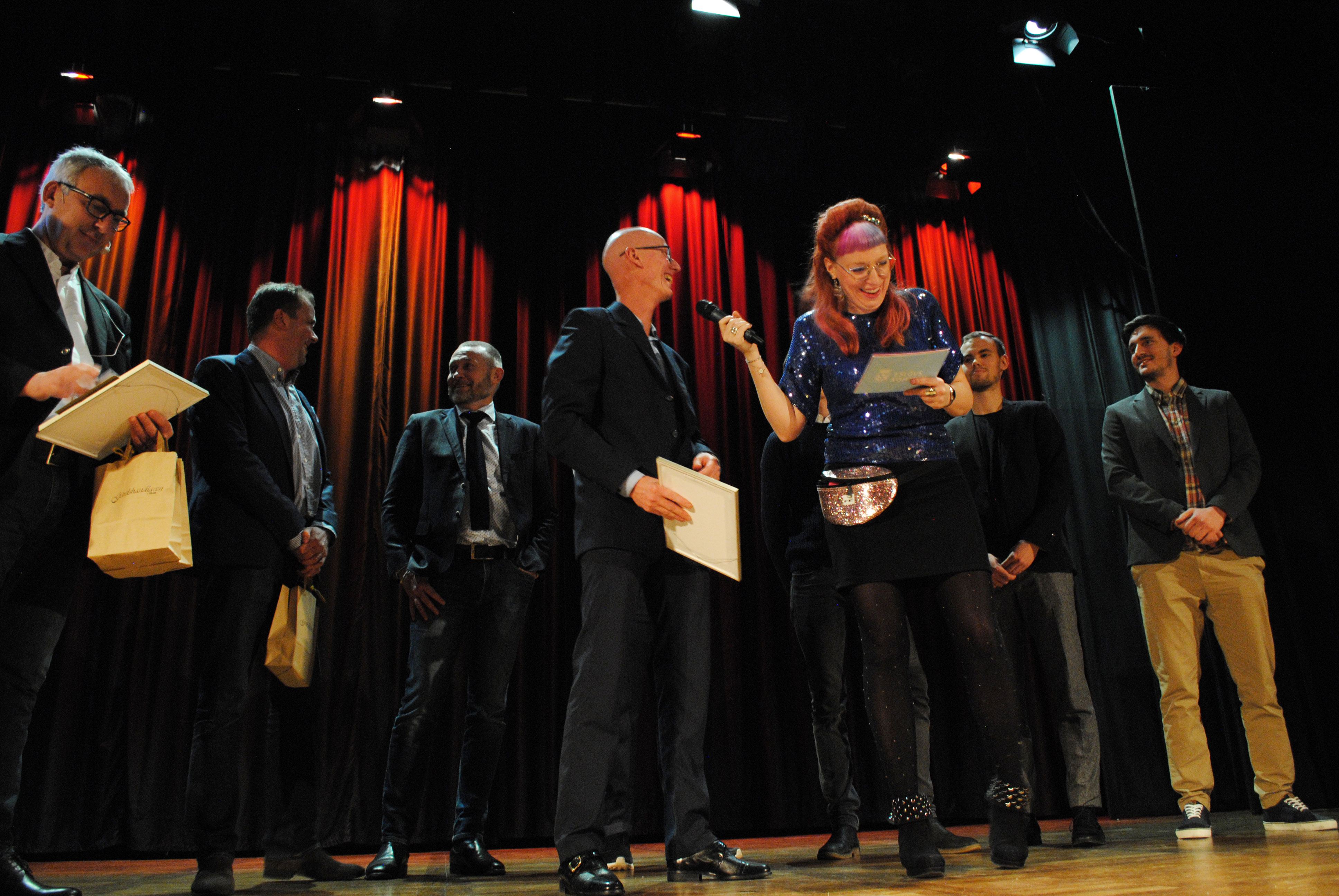 Konferencier Josefin Johansson intervjuar pristagare under Prisgalan 2019.