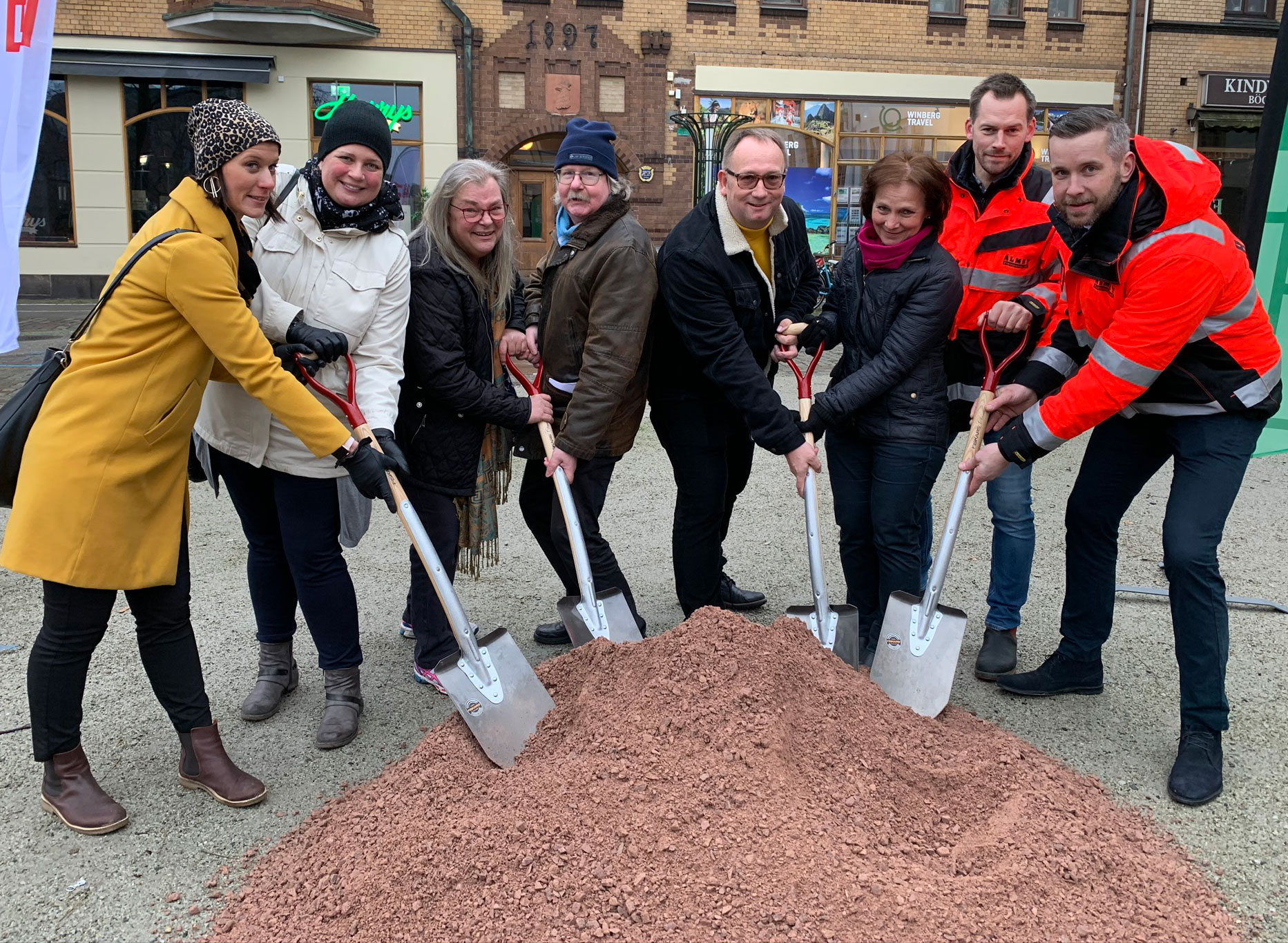 Första spadtaget för ombyggnaden av Stora torg togs av Sevim Mehmet Stadskärneföreningen, Malin Gunnarsson projektledare, Janet Andersson samhällsbyggnadsnämnden, Bengt Andersson samhällsbyggnadsnämnden, Johan Andersson kommunalråd, Catharina Malmborg kommunalråd, Linus Andersson platschef samt Marcus Rydetoft arbetschef.