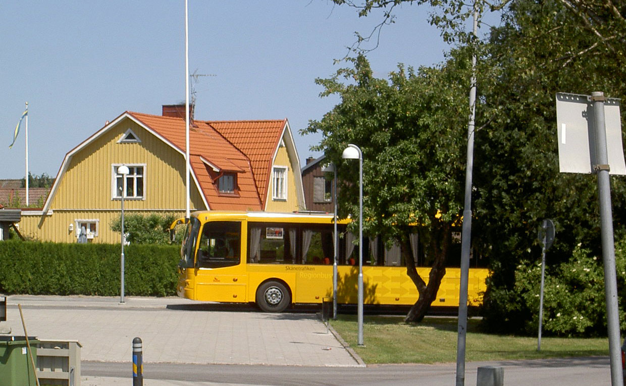 med tåg, regionbussar och stadsbussar inom kommunen