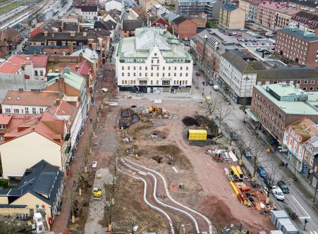 Drönarbild över Stora torg under byggtiden med Hotell Sten Stensson i bakgrunden.