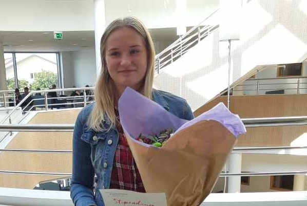 Tanja Jönsson, elev på bygg- och anläggningsprogrammet, får stipendium
