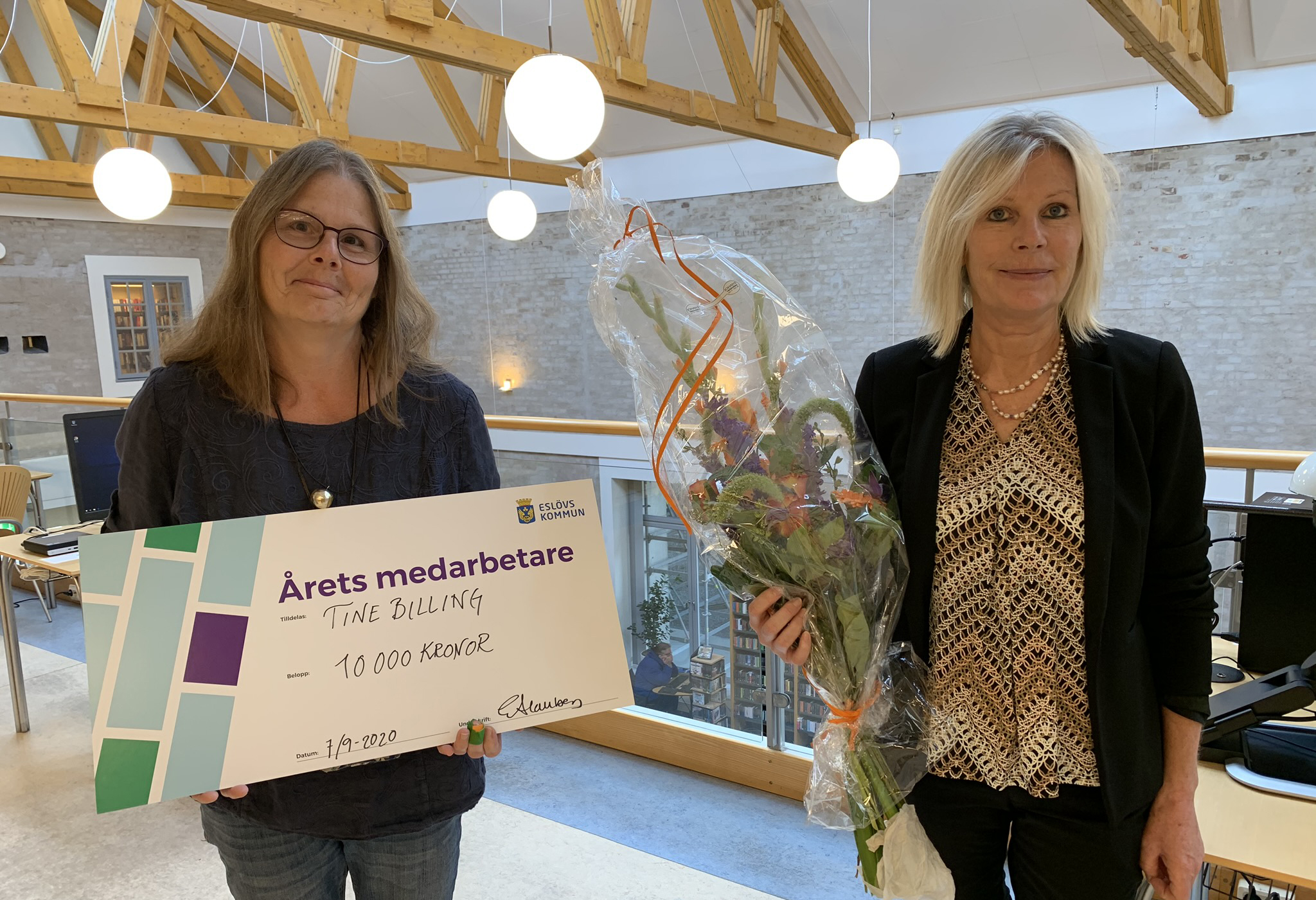 Kommundirektör Eva Hallberg, till höger delar ut priset till Årets medarbetare Tine Billing
