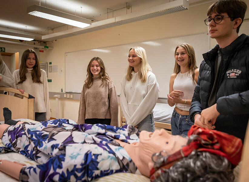 Vård- och omsorgsutbildningen på Carl Engströmgymnasiet lockar elever från hela Skåne.